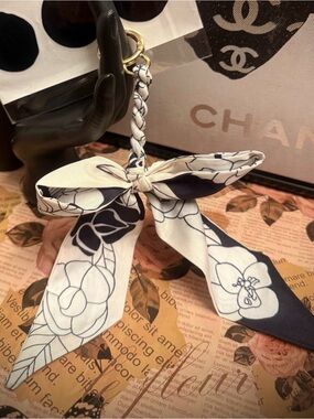 ✨🦋LIVE LOW START🦋✨Luxe Floral Bow Bag Charm NWOT
